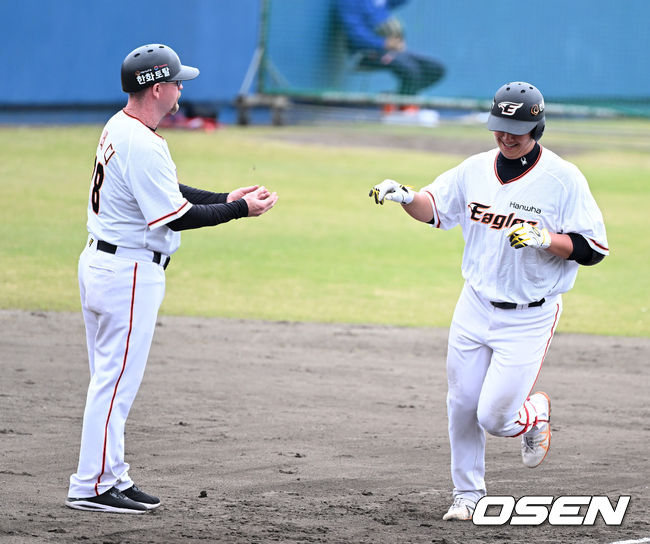 3일 일본 오키나와 고친다구장에서 한화 이글스와 SSG 랜더스의 경기가 진행 됐다.5회말 1사에서 한화 노시환이 홈런을 치고 그라운드를 돌고 있다. 2023.03.03 /sunday@osen.co.kr