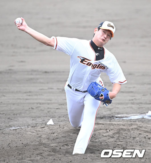 3일 일본 오키나와 고친다구장에서 한화 이글스와 SSG 랜더스의 경기가 진행 됐다.7회초 한화 김서현이 역투하고 있다. 2023.03.03 /sunday@osen.co.kr