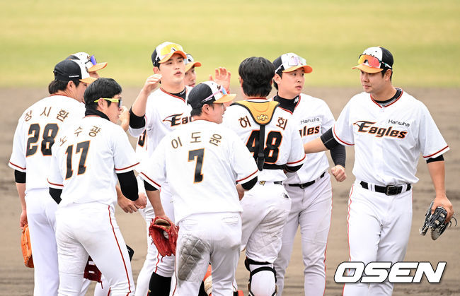 한화는 3일 일본 오키나와 고친다구장에서 열린 SSG 랜더스와 연습경기에서 5-1 승리를 거뒀다.경기 종료 후 한화 선수들이 승리의 기쁨을 나누고 있다. 2023.03.03 /sunday@osen.co.kr