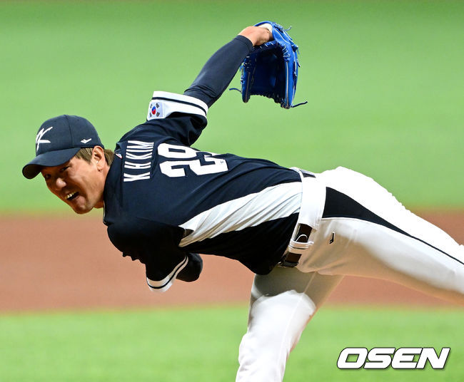 월드베이스볼클래식(WBC) 대표팀이 3일 서울 고척스카이돔에서 SSG 퓨처스팀과 연습경기를 가졌다. 1회말 WBC 대표팀 투수 김광현이 힘차게 공을 뿌리고 있다. 2023.03.03 / dreamer@osen.co.kr