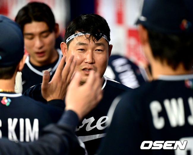 월드베이스볼클래식(WBC) 대표팀이 3일 서울 고척스카이돔에서 SSG 퓨처스팀과 연습경기를 가졌다. 5회말 1사 2루 상황 대표팀 박건우의 달아나는 1타점 2루타 때 홈을 밟은 뒤 더그아웃 동료들과 인사를 나누고 있다. 2023.03.03 / dreamer@osen.co.kr