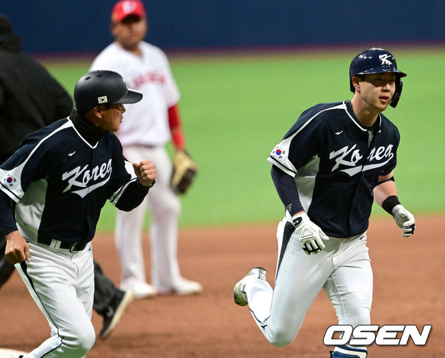 월드베이스볼클래식(WBC) 대표팀이 3일 서울 고척스카이돔에서 SSG 퓨처스팀과 연습경기를 가졌다. 7회말 대표팀 박건우가 달아나는 솔로포를 날리고 그라운드를 돌고 있다. 2023.03.03 / dreamer@osen.co.kr