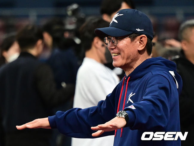 경기를 마치고 대표팀 이강철 감독이 선수들에게 제스처를 보내고 있다. 2023.03.03 / dreamer@osen.co.kr