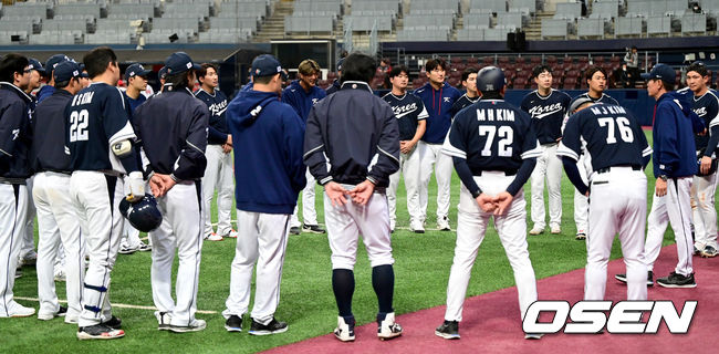 이강철 감독이 이끄는 월드베이스볼클래식(WBC) 대표팀은 3일 서울 고척스카이돔에서 열린 SSG 랜더스 퓨처스팀과 경기에서 10-2로 승리했다. 투수 고영표가 3이닝(12아웃) 노히트 피칭이 돋보였고, 박건우는 홈런 1방과 2루타 2방으로 4타점을 올렸다. 이날 경기는 양팀의 합의 하에 대표팀 투수들이 양팀 마운드로 나눠 등판했고, 승패와 상관없이 9회말까지 진행됐다. 또 10명의 타자가 선발 라인업으로 출장했다.경기를 마치고 대표팀 이강철 감독을 비롯한 코칭스태프와 선수들이 미팅을 갖고 있다. 2023.03.03 / dreamer@osen.co.kr