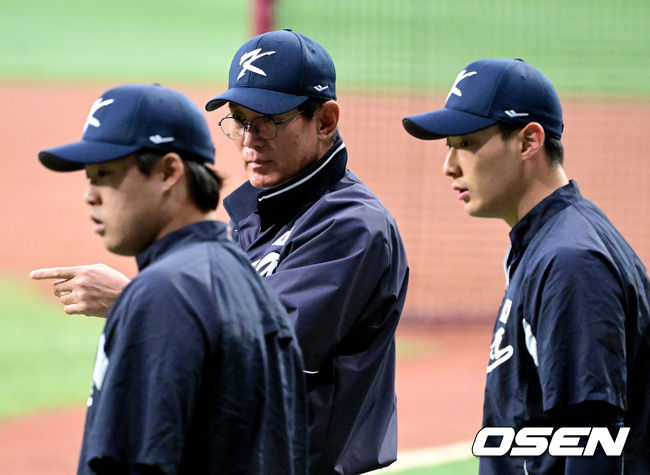 월드베이스볼클래식(WBC) 대표팀이 2일 오후 서울 고척스카이돔에서 공식 훈련을 진행했다. WBC 대표팀 이강철 감독이 훈련 중 최지훈-강백호와 대화를 나누고 있다. 2023.03.02 / dreamer@osen.co.kr
