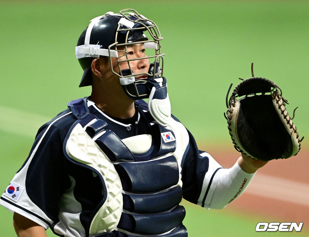 월드베이스볼클래식(WBC) 대표팀이 3일 서울 고척스카이돔에서 SSG 퓨처스팀과 연습경기를 가졌다. 대표팀 포수 양의지가 그라운드로 향하고 있다. 2023.03.03 / dreamer@osen.co.kr