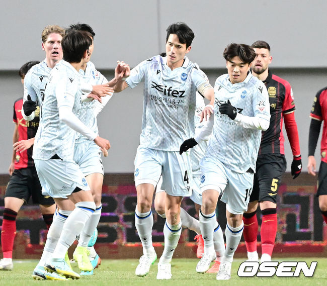 후반 인천 오반석이 추격골을 작렬 시킨 뒤 동료들과 기뻐하고 있다. 2023.02.25 / dreamer@osen.co.kr