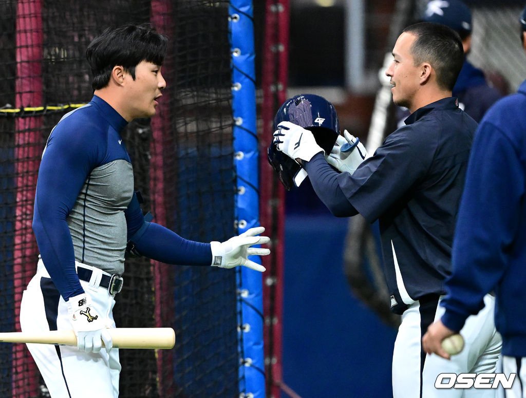 월드베이스볼클래식(WBC) 대표팀이 3일 서울 고척스카이돔에서 SSG 퓨처스팀과 연습경기를 갖는다. 경기를 앞두고 진행된 훈련에서 WBC 대표팀 김하성과 에드먼이 라이브 배팅 중 헬멧을 건네고 있다. 2023.03.03 / dreamer@osen.co.kr