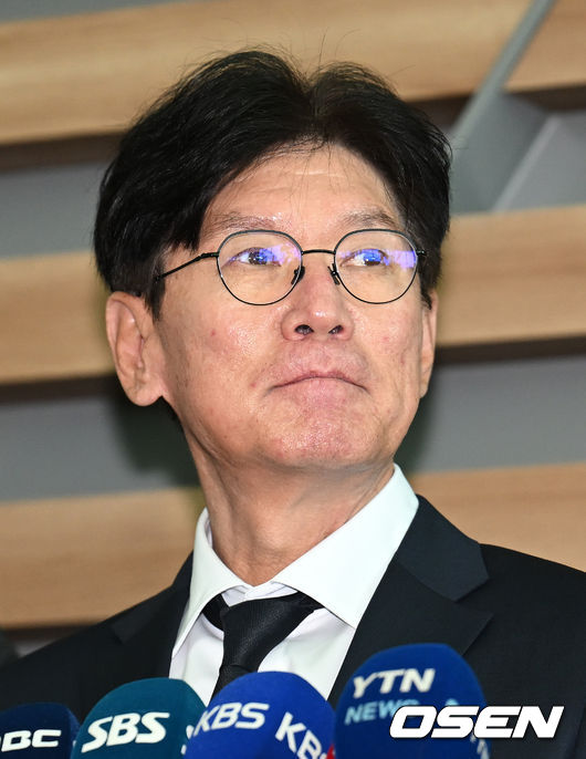 월드베이스볼클래식(WBC) 대표팀이 4일 오후 인천국제공항을 통해 일본 오사카로 출국했다. 대표팀 이강철 감독이 인터뷰를 진행하고 있다. 2023.03.04 /ksl0919@osen.co.kr