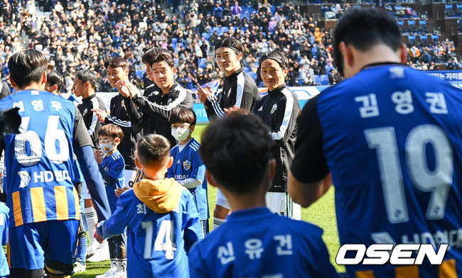 전북 현대 아마노 준이 울산 현대 선수들이 입장하자 박수를 치고 있다. 2023.02.25 / foto0307@osen.co.kr