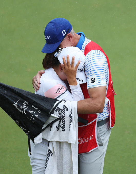 우승 확정 후 캐디 품에 안겨 펑펑 울고 있는 고진영. /LPGA 제공. 