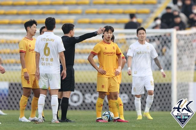 [사진] 퇴장당한 엄지성 / 한국프로축구연맹.