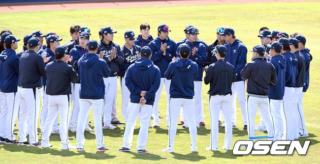 5일 오사카 버팔로 스타디움에서 2023 WBC(월드베이스볼클래식)에 참가한 한국 대표팀이 공식훈련을 가졌다.훈련 전 선수들이 미팅을 하고 있다. 2023.03.05/spjj@osen.co.kr