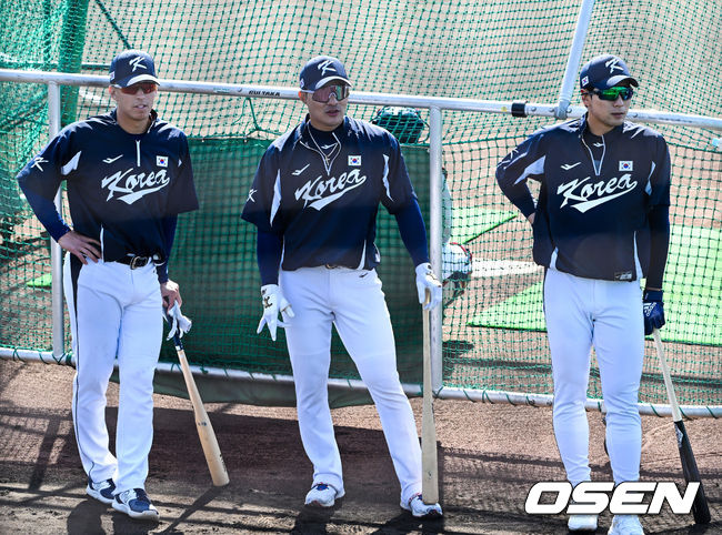 5일 오사카 버팔로 스타디움에서 2023 WBC(월드베이스볼클래식) 에 참가한 한국 대표팀이 공식훈련을 가졌다. 에드먼, 김하성, 이정후(왼쪽부터)가 박병호의 배팅볼을 지켜 보고 있다.2023.03.05/spjj@osen.co.kr