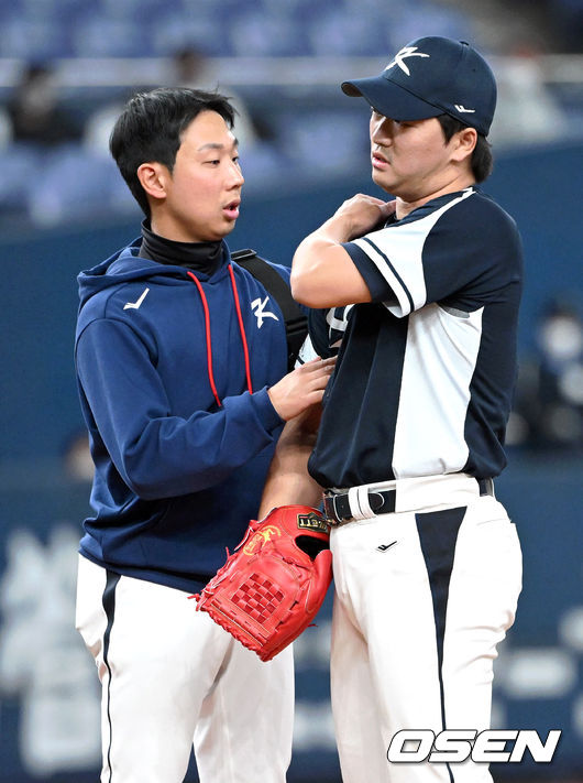 6일 오사카 교세라돔에서 2023 WBC(월드베이스볼클래식) 에 참가한 한국대표팀이 오릭스 버팔로스와 연습경기를 가졌다.한국 8회초 1사 3루 고우석이 오릭스 차노를 상대하다 목쪽에 불편함을 느끼고 있다.2023.03.06/spjj@osen.co.kr