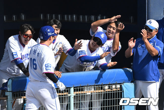 6일 일본 오키나와현 온나손 아카마구장에서 삼성 라이온즈와 SSG 랜더스의 경기가 열렸다.7회말 1사에서 삼성 이원석이 홈런을 치고 더그아웃에서 동료들의 축하를 받고 있다. 2023.03.06 /sunday@osen.co.kr