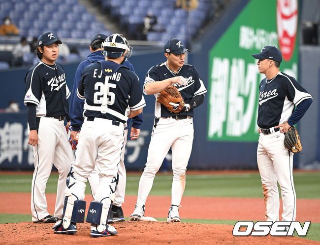 6일 오사카 교세라돔에서 2023 WBC(월드베이스볼클래식) 에 참가한 한국대표팀이 오릭스 버팔로스와 연습경기를 가졌다.6회말 오릭스 이케다의 타구를 실책 실점을 한 한국 내야가 마운드에 모여 구장의 특성에 대해 이야기하고 있다.2023.03.06/spjj@osen.co.kr