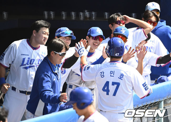 6일 일본 오키나와현 온나손 아카마구장에서 삼성 라이온즈와 SSG 랜더스의 경기가 열렸다.2회말 무사에서 삼성 강민호가 홈런을 치고 더그아웃에서 동료들과 하이파이브를 하고 있다. 2023.03.06 /sunday@osen.co.kr