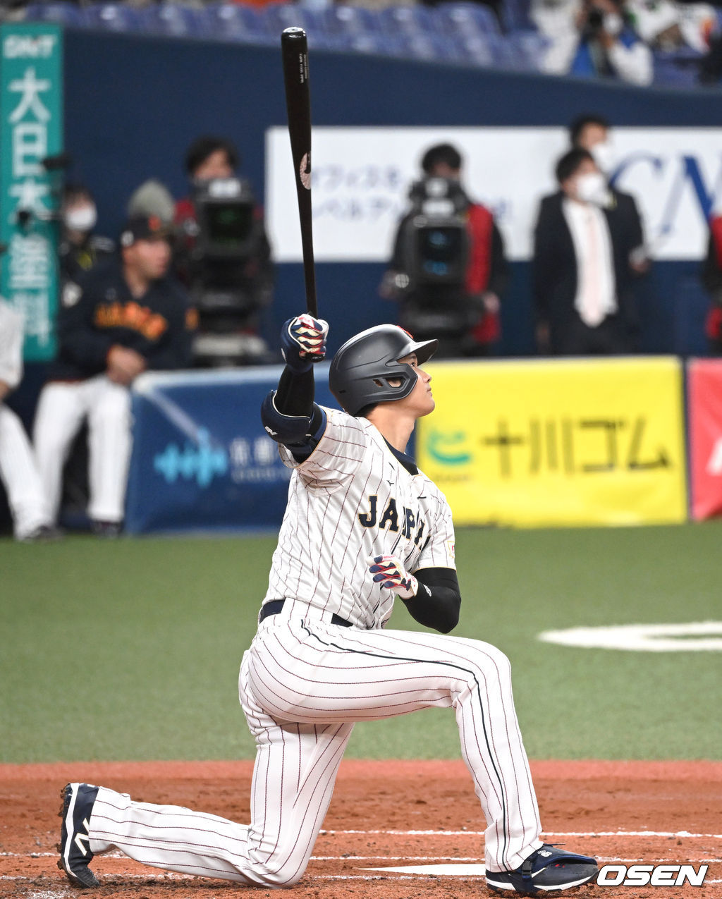 6일 오사카 교세라돔에서 2023 WBC(월드베이스볼클래식) 에 참가한 일본 대표팀이 한신 타이거즈와 연습경기를 가졌다.일본 3회초 2사 1,2루 오타니가 낮은 볼을 걷어올려 스리런 홈런을 치고 있다.2023.03.06/spjj@osen.co.kr