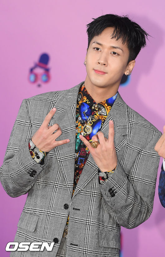 21일 오후 서울 영등포구 여의도 KBS 본관 로비에서 진행된 '2019 KBS 연예대상' 포토월 행사 진행됐다.<br /><br />라비가 포토월로 입장하며 포즈를 취하고 있다./ rumi@osen.co.kr