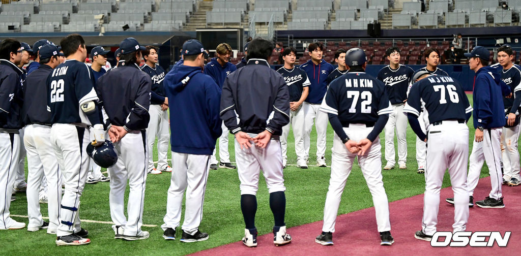 이강철 감독이 이끄는 월드베이스볼클래식(WBC) 대표팀은 3일 서울 고척스카이돔에서 열린 SSG 랜더스 퓨처스팀과 경기에서 10-2로 승리했다. 투수 고영표가 3이닝(12아웃) 노히트 피칭이 돋보였고, 박건우는 홈런 1방과 2루타 2방으로 4타점을 올렸다. 이날 경기는 양팀의 합의 하에 대표팀 투수들이 양팀 마운드로 나눠 등판했고, 승패와 상관없이 9회말까지 진행됐다. 또 10명의 타자가 선발 라인업으로 출장했다.경기를 마치고 대표팀 이강철 감독을 비롯한 코칭스태프와 선수들이 미팅을 갖고 있다. 2023.03.03 / dreamer@osen.co.kr