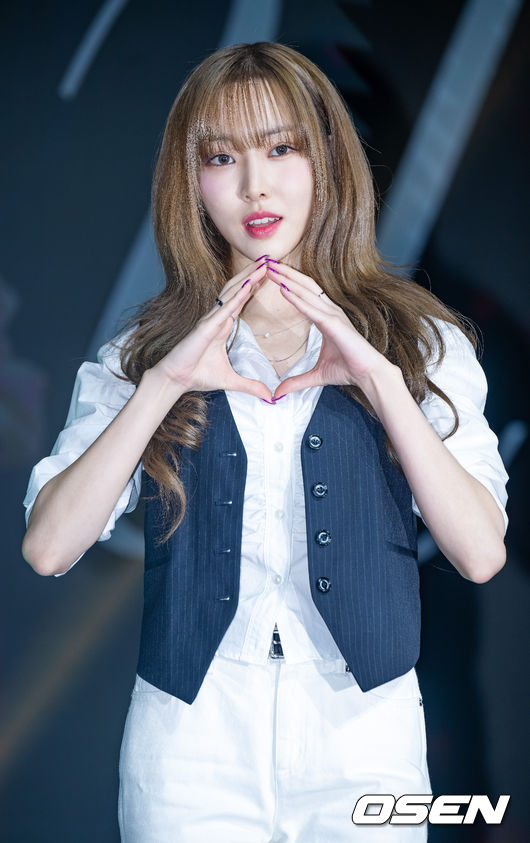 7일 오후 서울 강남구 슈피겐홀에서 그룹 여자친구 출신 가수 유주(YUJU)의 두 번째 미니앨범 'O' 기자간담회가 진행됐다. <br /><br />무대 위에서 가수 유주 포즈를 취하고 있다. 23.03.07 /rumi@osen.co.kr