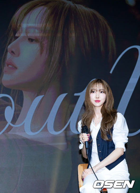 7일 오후 서울 강남구 슈피겐홀에서 그룹 여자친구 출신 가수 유주(YUJU)의 두 번째 미니앨범 'O' 기자간담회가 진행됐다. <br /><br />무대 위에서 가수 유주가 질문에 답하며 미소짓고 있다. 23.03.07 /rumi@osen.co.kr