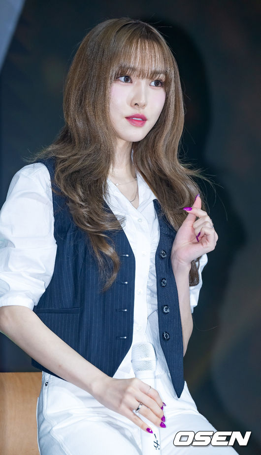 7일 오후 서울 강남구 슈피겐홀에서 그룹 여자친구 출신 가수 유주(YUJU)의 두 번째 미니앨범 'O' 기자간담회가 진행됐다. <br /><br />무대 위에서 가수 유주 포즈를 취하고 있다. 23.03.07 /rumi@osen.co.kr