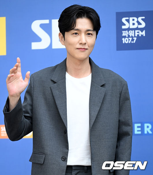 4일 오후 서울 양천구 SBS목동에서 SBS 새 드라마 '우리는 오늘부터' 온라인 제작발표회 출근길 행사가 열렸다. 배우 신동욱이 제작발표회 참석을 위해 출근하고 있다. 2022.05.03 /cej@osen.co.kr