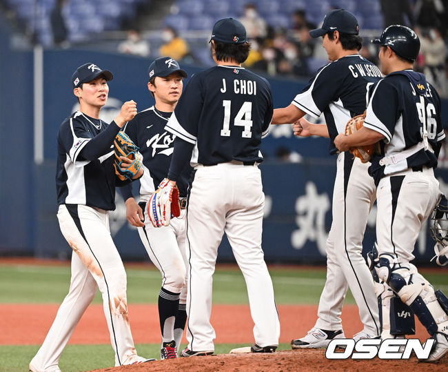 7일 오사카 교세라돔에서 2023 WBC(월드베이스볼클래식) 에 참가한 한국 야구대표팀이 한신 타이거즈와 연습경기에서 7-3으로 승리했다. 선수들이 마운드에 모여 하이파이브를 하고 있다.2023.03.07/spjj@osen.co.kr