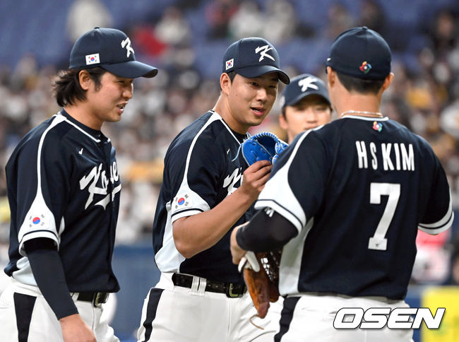 7일 오사카 교세라돔에서 2023 WBC(월드베이스볼클래식) 에 참가한 한국 야구대표팀이 한신 타이거즈와 연습경기를 가졌다.7회말 한국 정우영이 1사 1,2루에 마운드에 올라 두 타자를 잡고 위기를 넘겼다. 정우영이 선배들의 환영을 받고있다. 2023.03.07/spjj@osen.co.kr