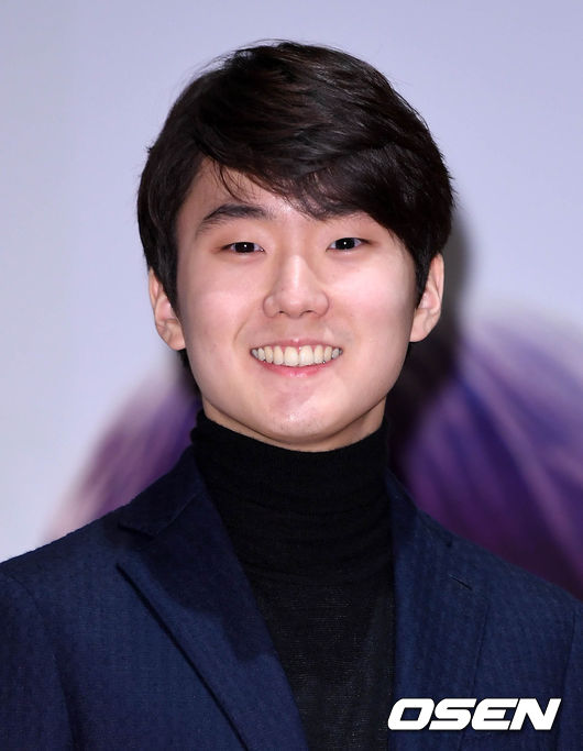 피아니스트 조성진이 포토타임을 갖고 있다. /sunday@osen.co.kr