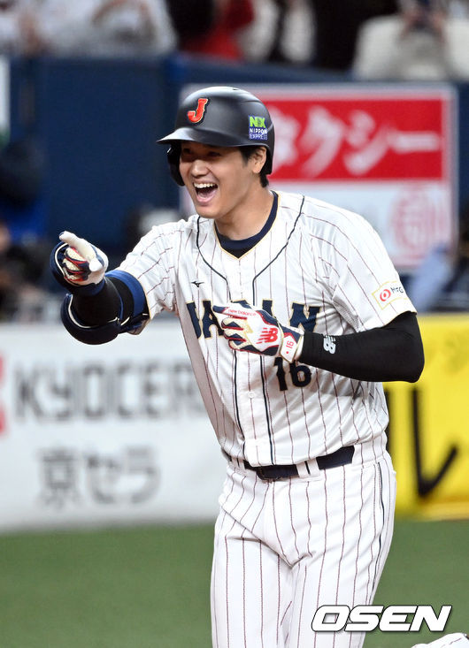 6일 오사카 교세라돔에서 2023 WBC(월드베이스볼클래식) 에 참가한 일본 대표팀이 한신 타이거즈와 연습경기를 가졌다.  일본 3회초 2사 1,2루 오타니가 낮은 볼을 걷어올려 스리런 홈런을 치고 있다. 2023.03.06/ spjj@osen.co.kr