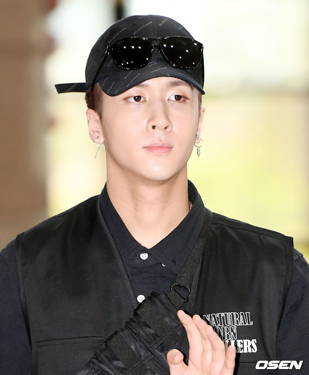 그룹 빅스 멤버 라비가 해외 일정 참석차 1일 오전 김포국제공항을 통해 일본으로 출국하고 있다.<br /><br />라비가 출국장으로 향하고 있다. /pjmpp@osen.co.kr