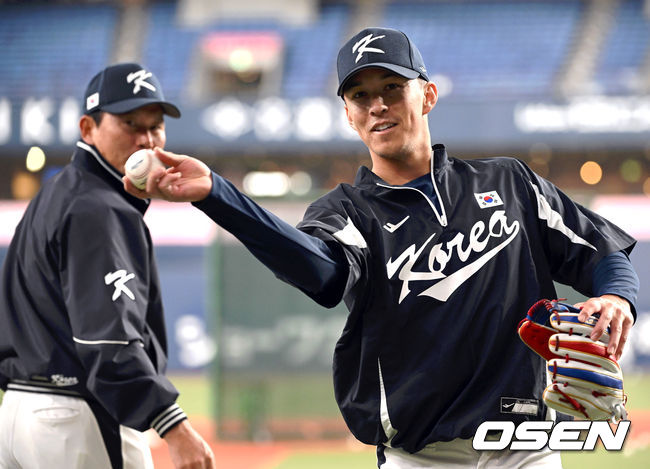 7일 오사카 교세라돔에서 2023 WBC(월드베이스볼클래식) 에 참가한 한국 야구대표팀이 한신 타이거즈와 연습경기를 가졌다.  한국 에드먼이 취재진과 장난을 치고  있다. 2023.03.07/ spjj@osen.co.kr