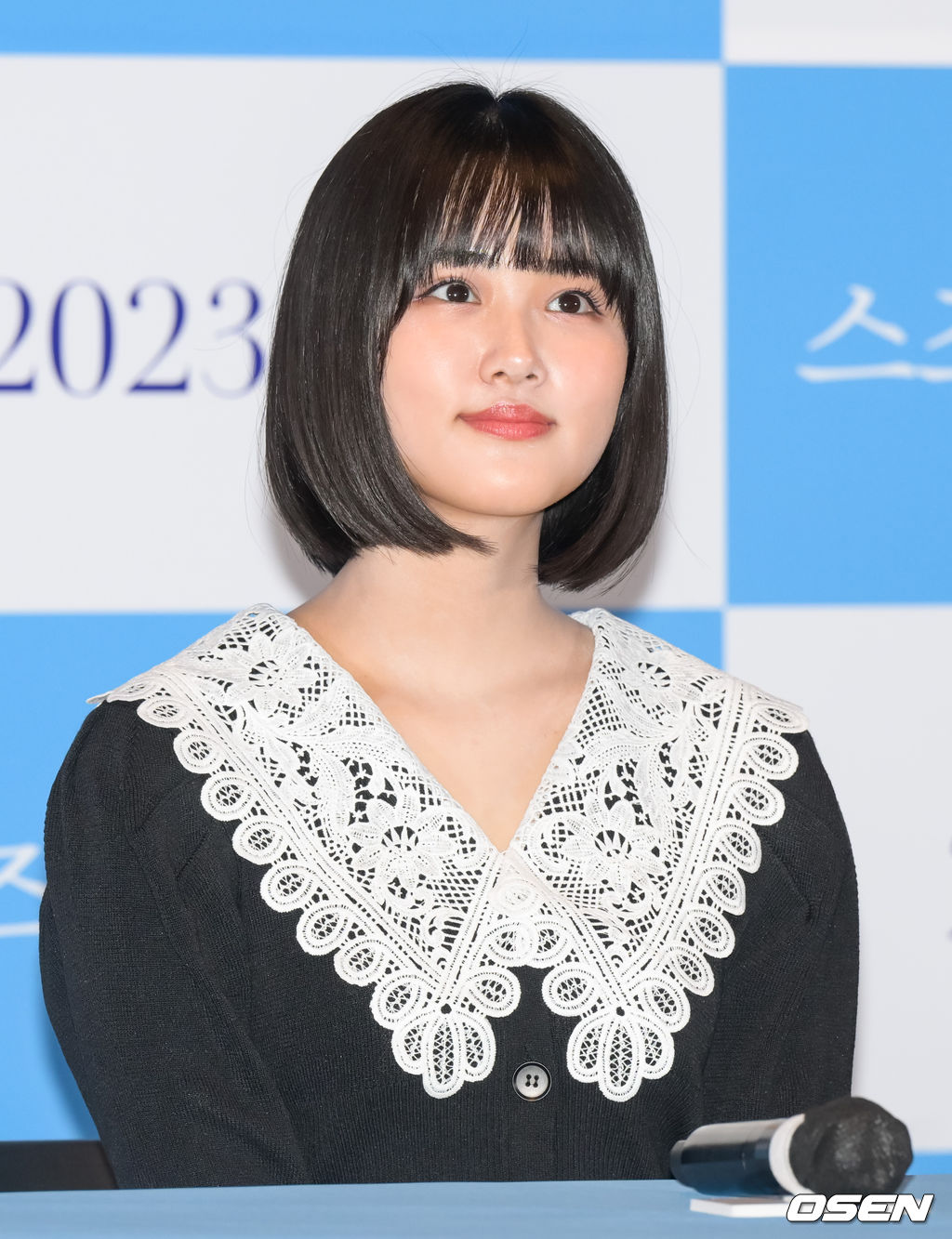 8일 서울 성수동 메가박스 성수점에서 애니영화 ‘스즈메의 문단속’(감독 신카이 마코토) 내한 기자간담회가 진행됐다. 영화 ‘스즈메의 문단속'은 우연히 재난을 부르는 문을 열게 된 소녀 '스즈메'가 일본 각지에서 발생하는 재난을 막기 위해 필사적으로 문을 닫아가는 이야기를 그린다. 380만 관객을 동원하며 국내 일본 영화 박스오피스 1위를 지키고 있는 '너의 이름은.' 신카이 마코토 감독의 신작이다. 이날 행사에는 신카이 마코토 감독, 배우 하라 나노카 (’스즈메’ 목소리 역)가 참석했다. 배우 하라 하노카가 질문을 듣고 있다. 2023.03.08 / soul1014@osen.co.kr