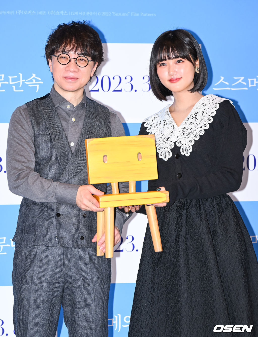  8일 서울 성수동 메가박스 성수점에서 애니영화 ‘스즈메의 문단속’(감독 신카이 마코토) 내한 기자간담회가 진행됐다.  영화 ‘스즈메의 문단속'은 우연히 재난을 부르는 문을 열게 된 소녀 '스즈메'가 일본 각지에서 발생하는 재난을 막기 위해 필사적으로 문을 닫아가는 이야기를 그린다. 380만 관객을 동원하며 국내 일본 영화 박스오피스 1위를 지키고 있는 '너의 이름은.' 신카이 마코토 감독의 신작이다.  이날 행사에는 신카이 마코토 감독, 배우 하라 나노카 (’스즈메’ 목소리 역)가 참석했다.  신카이 마코토 감독과 하라 나노카가 포즈를 취하고 있다.  2023.03.08 / soul1014@osen.co.kr