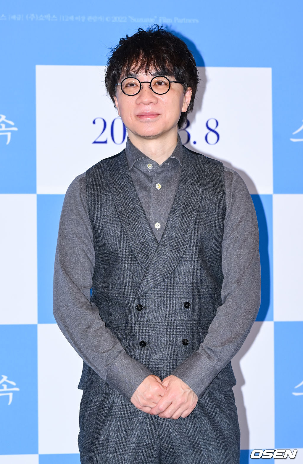 8일 서울 성수동 메가박스 성수점에서 애니영화 ‘스즈메의 문단속’(감독 신카이 마코토) 내한 기자간담회가 진행됐다.영화 ‘스즈메의 문단속'은 우연히 재난을 부르는 문을 열게 된 소녀 '스즈메'가 일본 각지에서 발생하는 재난을 막기 위해 필사적으로 문을 닫아가는 이야기를 그린다. 380만 관객을 동원하며 국내 일본 영화 박스오피스 1위를 지키고 있는 '너의 이름은.' 신카이 마코토 감독의 신작이다.이날 행사에는 신카이 마코토 감독, 배우 하라 나노카 (’스즈메’ 목소리 역)가 참석했다.신카이 마코토 감독이 포즈를 취하고 있다. 2023.03.08 / soul1014@osen.co.kr