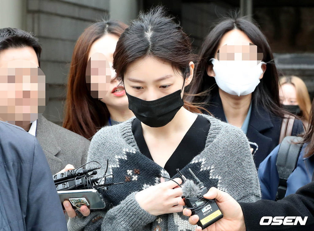 도로교통법 위반(음주운전) 등 혐의로 기소된 배우 김새론이 8일 오전 서울 서초구 서울중앙지방법원에서 열린 1심 공판 출석 후 법원을 나서고 있다.김새론은 지난해 5월 서울 강남구 청담동에서 음주 운전을 하다 가드레일과 가로수, 변압기를 여러 차례 들이받는 사고를 냈다. 2023.03.08 /cej@osen.co.kr