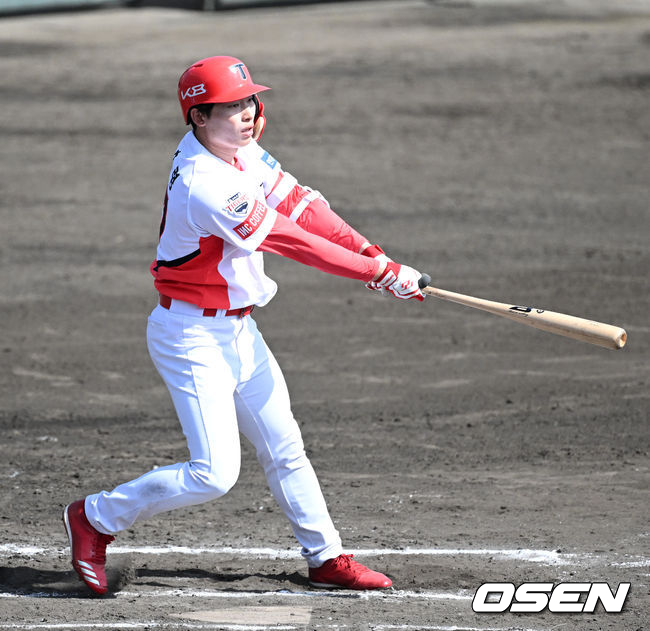 KIA 김호령이 오키나와 캠프 실전에서 타격을 하고 있다./sunday@osen.co.kr