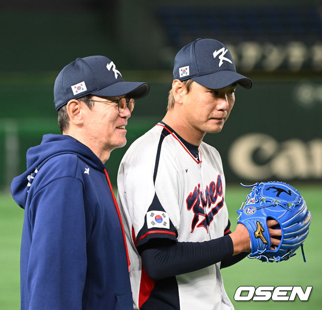 이강철 감독이 김광현과 이야기를 나누고 있다.2023.03.08/spjj@osen.co.kr