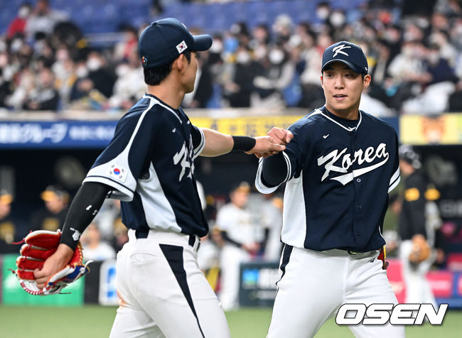 7일 오사카 교세라돔에서 2023 WBC(월드베이스볼클래식) 에 참가한 한국 야구대표팀이 한신 타이거즈와 연습경기를 가졌다.   4회말 수비를 실점 없이 마친 한국 이정후와 원태인 투수가 주먹을 마주치고 있다. 2023.03.07/ spjj@osen.co.kr