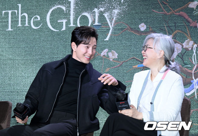 배우 정성일, 김은숙 작가가 간담회를 하며 즐거워하고 있다. 2022.12.20 /jpnews@osen.co.kr