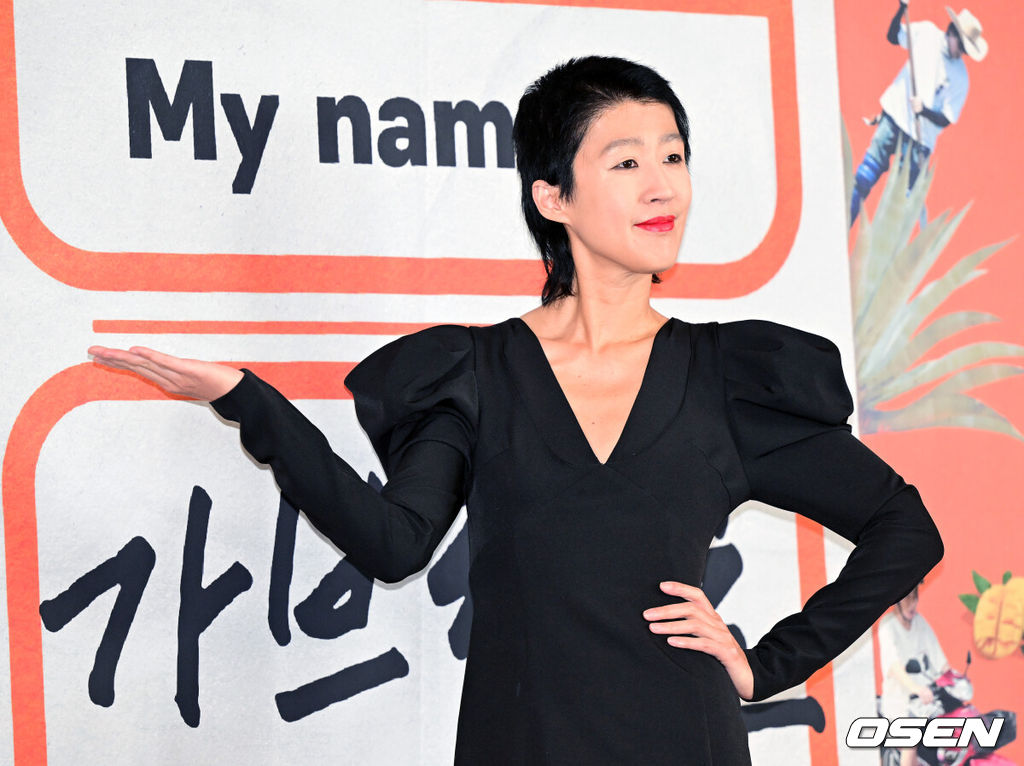 20일 오후 서울 상암 스탠포드 호텔에서 JTBC 새 예능 프로그램 'My name is 가브리엘' 제작발표회가 열렸다.'My name is 가브리엘(마이 네임 이즈 가브리엘)'은 아무도 나를 모르는 곳에서 세계 80억 인구 중 한 명의 이름으로 72시간 동안 '실제 그 사람의 삶'을 살아가는 관찰 리얼리티 예능이다. 제작사 테오(TEO) 설립 후 다양한 프로젝트를 선보이고 있는 김태호 PD와 '놀라운 토요일', '혜미리예채파' 등을 연출한 이태경 PD가 의기투합해 선보이는 프로그램으로 박명수, 염혜란, 홍진경, 지창욱, 박보검, 가비, 덱스가 라인업으로 확정돼 기대를 더하고 있다. 방송인 홍진경이 포토타임을 하고 있다. 2024.06.20 / dreamer@osen.co.kr