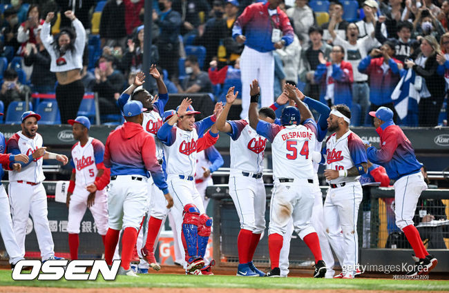 [사진] 쿠바 선수들이 득점을 올린 알프레도 데스파이네를 환영하고 있다. ⓒGettyimages(무단전재 및 재배포 금지)