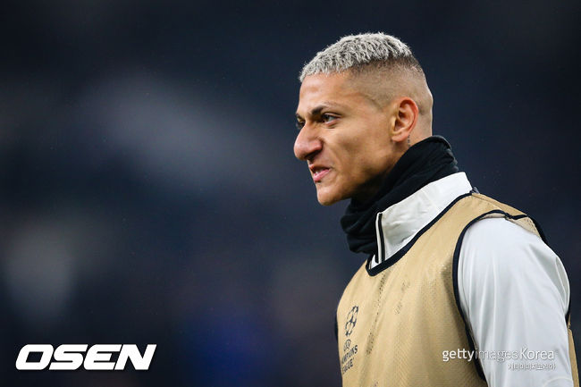 LONDON, ENGLAND - MARCH 08: Richarlison of Tottenham Hotspur reacts during the pre-match warm-up ahead of the UEFA Champions League round of 16 leg two match between Tottenham Hotspur and AC Milan at Tottenham Hotspur Stadium on March 8, 2023 in London, United Kingdom. (Photo by Craig Mercer/MB Media/Getty Images)