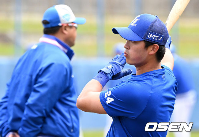 27일 일본 오키나와 온나손 아카마 볼파크에서 삼성 라이온즈 스프링캠프가 진행됐다.삼성 김태훈이 타격 훈련을 하고 있다. 2023.02.27 /sunday@osen.co.kr