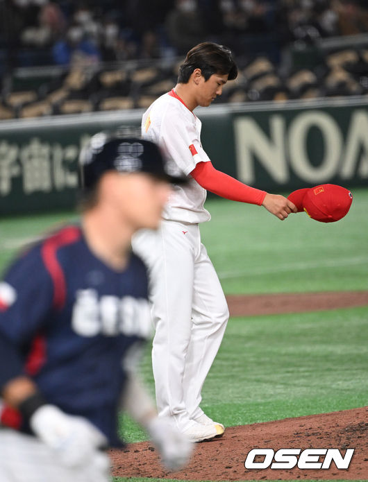 9회초 1사 2,3루에 마운드에 오른 주권이 초구에 역전 스리런 홈런을 맞고 아쉬워 하고 있다.2023.03.10/spjj@osen.co.kr