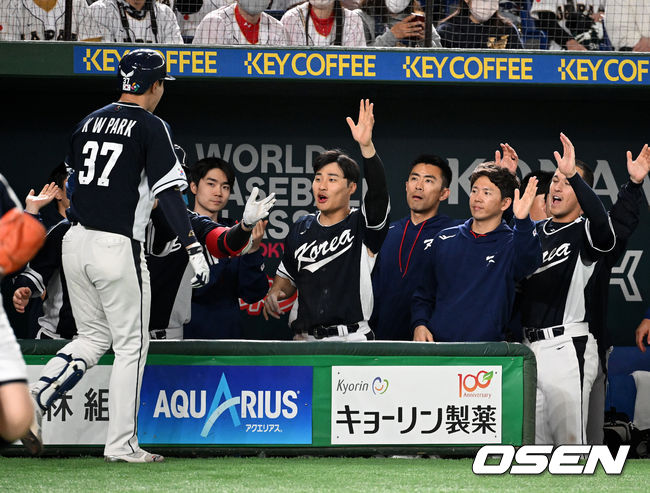 6회초 1사에서 한국 박건우가 우월 솔로포를 날리고 동료선수들과 기뻐하고 있다. 2023.03.10 /spjj@osen.co.kr