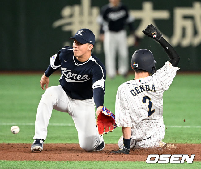 3회말 무사 1루에서 일본 겐다가 한국 에드먼의 태그에 앞서 2루 도루에 성공하고 있다. 2023.03.10 /spjj@osen.co.kr